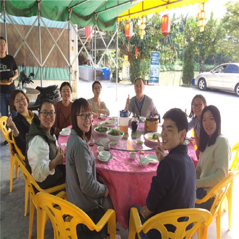 Shengjiaのビジネスエリートは拡大するために出かける