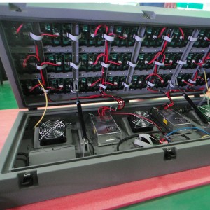 P4屋外の正面開口部は広告によって導かれたスクリーンを導きました