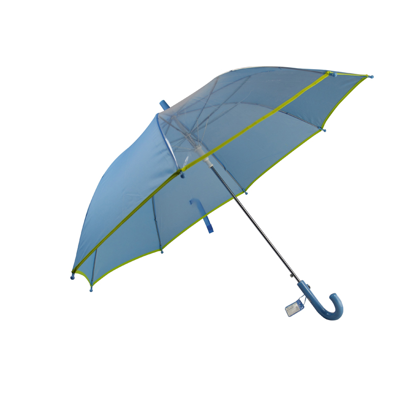 1つのパネルが青い広告子供の傘を通して見る