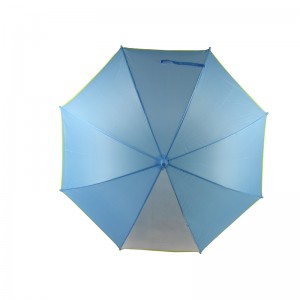 1つのパネルが青い広告子供の傘を通して見る