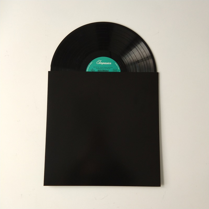 穴が付いている12の黒い色のボール紙のレコードカバー
