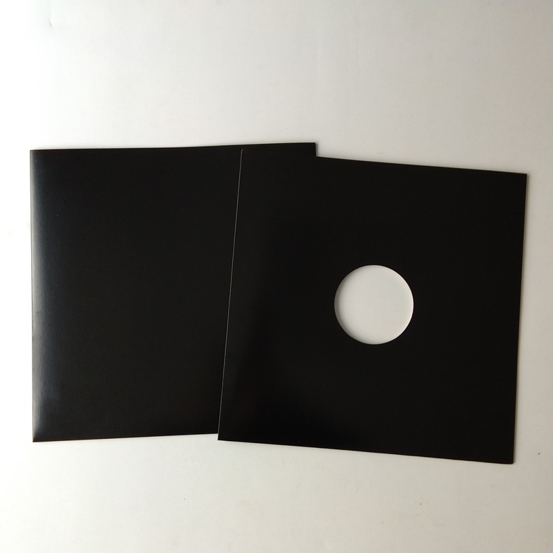 穴が付いている12の黒い色のボール紙のレコードカバー