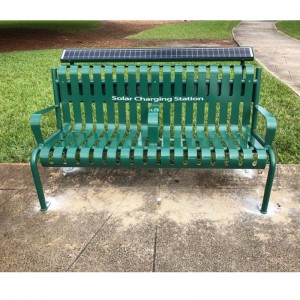 太陽電池パネルを後ろにしたアップタウン充電ベンチ