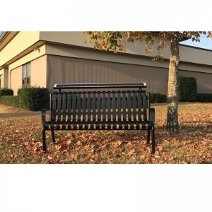 太陽電池パネルを後ろにしたアップタウン充電ベンチ