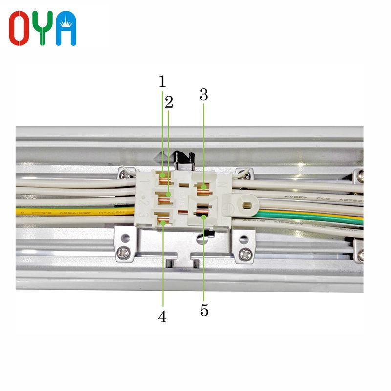 5本のワイヤートランキングの柵が付いている40W LEDの線形照明装置