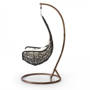 庭の屋外および屋内掛かる藤の柳細工のバスケットの椅子