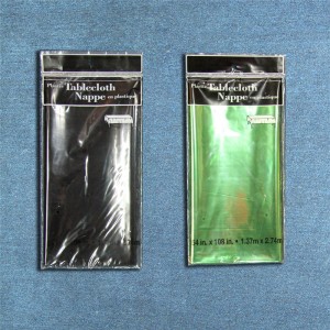 結婚披露宴のためのソリッドカラーの金属ホイルのテーブルクロスが付いているホイルのテーブルカバーは休日を祝います