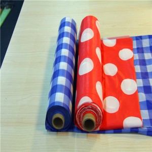 不織布ロールと使い捨てのプリントポリ塩化ビニールのテーブルクロス