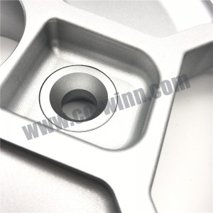 カスタマイズされた鍛造\/ CNC機械加工アルミニウムホイールリムセンター自動車部品スペアパーツ販売後部品