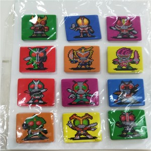 多彩なロゴのバッジが付いている中国の工場ブリキボタンの金属ピンバッジ