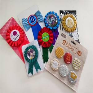 多彩なロゴのバッジが付いている中国の工場ブリキボタンの金属ピンバッジ