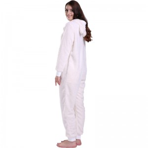 動物の耳が付いている女性のクリーム色のOnesieのパジャマ