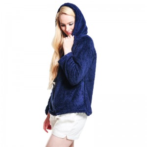 女性寄り添うフリースネイビージップフード付きスウェットシャツ