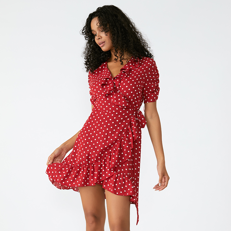 女性の衣料品工場のボスは自分の意見を与える、新しい衣服はそれらの最初の着用の前に洗われるべきですか？