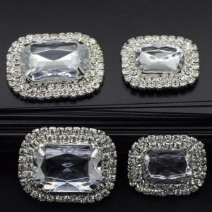 新しいデザインエレガントホワイトジュエリークリアアクリルラインストーンボタン安い縫製プラスチックボタン9