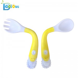 アマゾンの熱い販売の赤ん坊の供給の訓練の訓練のフォークおよびスプーンのハンドルの幼児のスプーンおよびフォークの赤ん坊旅行道具