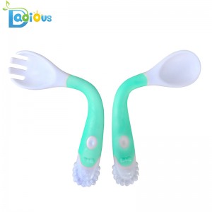 アマゾンの熱い販売の赤ん坊の供給の訓練の訓練のフォークおよびスプーンのハンドルの幼児のスプーンおよびフォークの赤ん坊旅行道具
