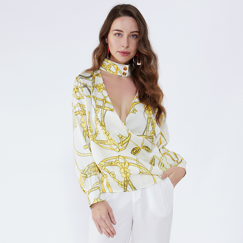 女性の衣料品工場のボスは自分の意見を与える、新しい衣服はそれらの最初の着用の前に洗われるべきですか？