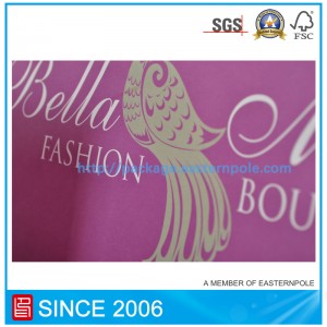 結び目のあるハンドル付きの紫色の紙袋