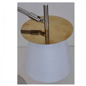 布製シェードと装飾シート付きのテーブルランプ