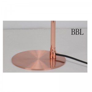 メタルシェードと調整機能付きのテーブルランプ