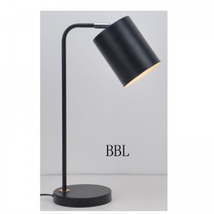 金属シェードとシェード機能を調整できるテーブルランプ
