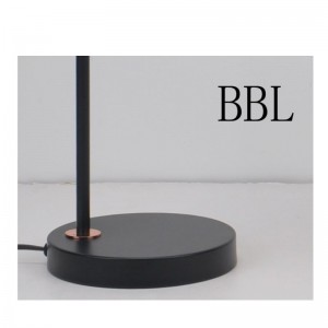 金属シェードとシェード機能を調整できるテーブルランプ