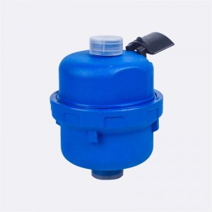 リモートケーブル付きのプラスチック製本体を備えた体積液体充填計