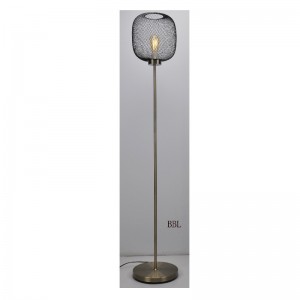 メッシュシェード付きのモダンなフロアランプ