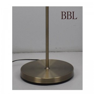 メッシュシェード付きのモダンなフロアランプ