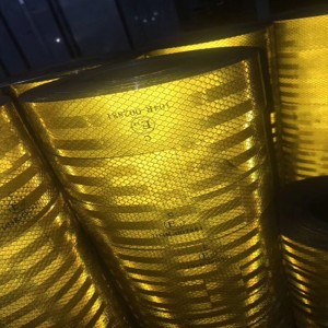 トラックの安全のための反射テープ