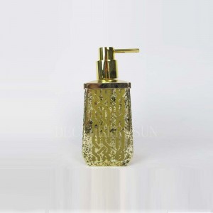 ゴールドのデカール付きバスルームアクセサリーと透明なガラス