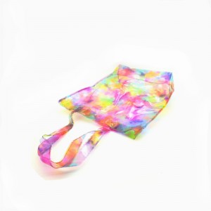 明るい色の買い物袋