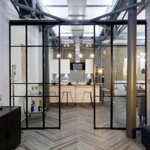 狭いベゼルの引き戸