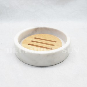 木製パーツ付きの白い大理石のバスルームアクセサリーセット