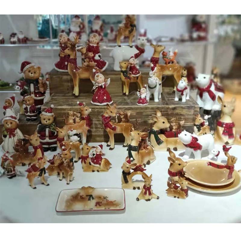 広い範囲の陶磁器の手塗りのクリスマスの家の装飾の部分