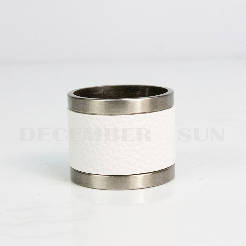 美しい色の金属と革のナプキンリング