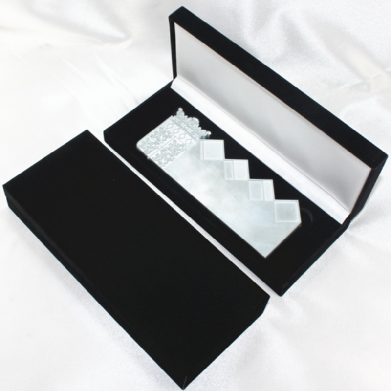 180×60 mmの複数のコイン、バッジ、メダル、その他ハードウェアのための長方形のフランネル箱作品。. 202 * 85 * 36、重さ約166 g