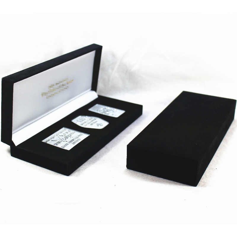 180×60 mmの複数のコイン、バッジ、メダル、その他ハードウェアのための長方形のフランネル箱作品。. 202 * 85 * 36、重さ約166 g