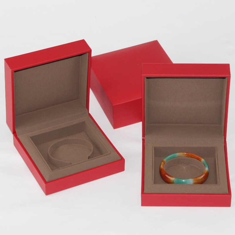 絶妙な宝石包装箱は、スポンジ泡でカスタム高品質赤宝石バングルボックス、サイズは115 * 115 * 45 mmです