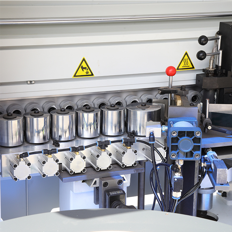 エッジバンディングマシンの安全な操作