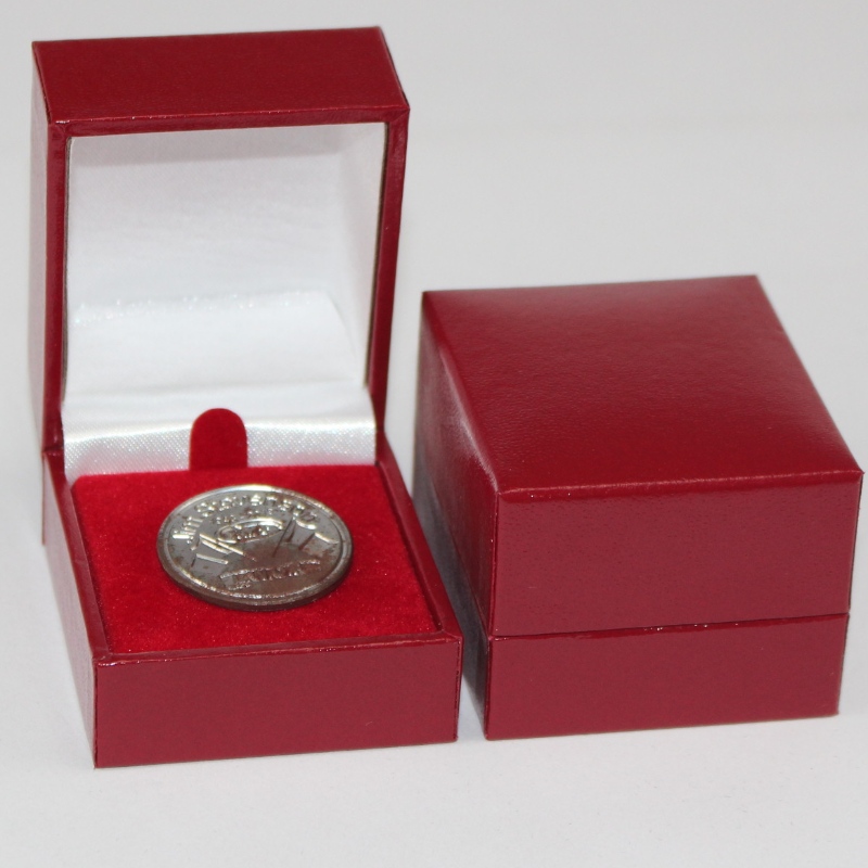 V - 07直径25 - 30 mm硬貨、バッジ、リング等のための革のペーパーでおおわれる正方形のプラスチック箱。46 * 53 * 38、重さ約40 g