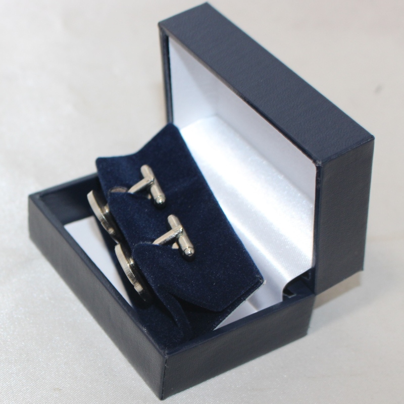 アイテムVK-1長方形のプラスチック製の箱。58* 20mmのタイクリップ、キーホルダー、カフスボタン、バッジなどのためにレザーレットペーパーで覆われています。mm.75* 50 * 38、重量約56g