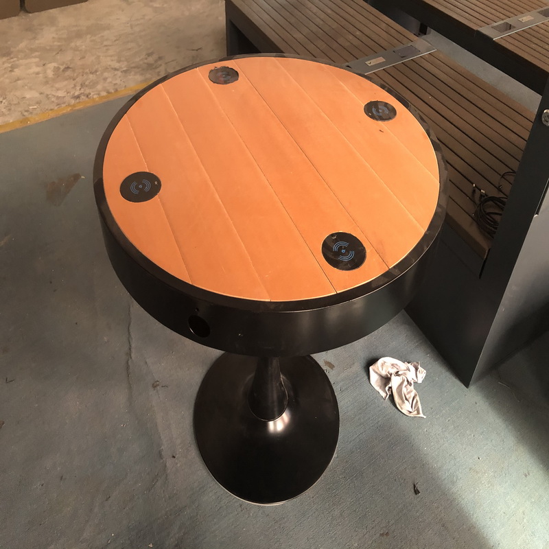 USBの充電器が付いているステンレス鋼の木製色のスマートなWifiテーブル