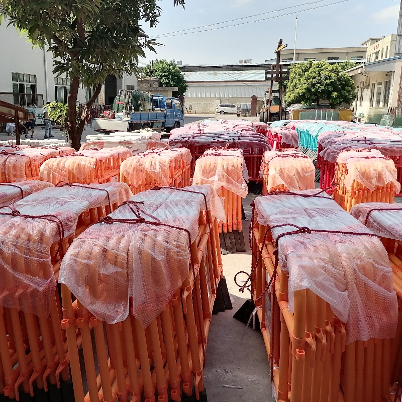 コンサート、スポーツイベント、パレードプラスチックバリケード用歩行者バリアPVC駐車場バリア車両道路バリア