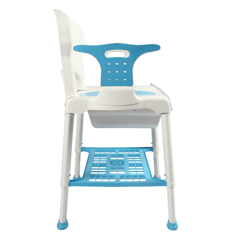 プラスチック製のシャワーと便器の椅子