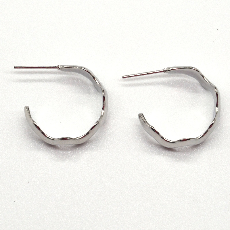 C字型のウォーターリップルイヤリング、レディースファッションとエレガントなイヤリング、シンプルでエレガント、カジュアルで用途の広いシルバーのイヤリング。中国ルイファンバオジュエリー加工工場