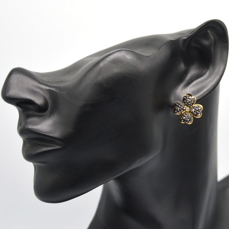 女の子と女性に適した四つ葉のクローバーのイヤリングは、ハート型の黒\/白のイヤリングが大好きです、中国Ruifanbaoジュエリー加工工場