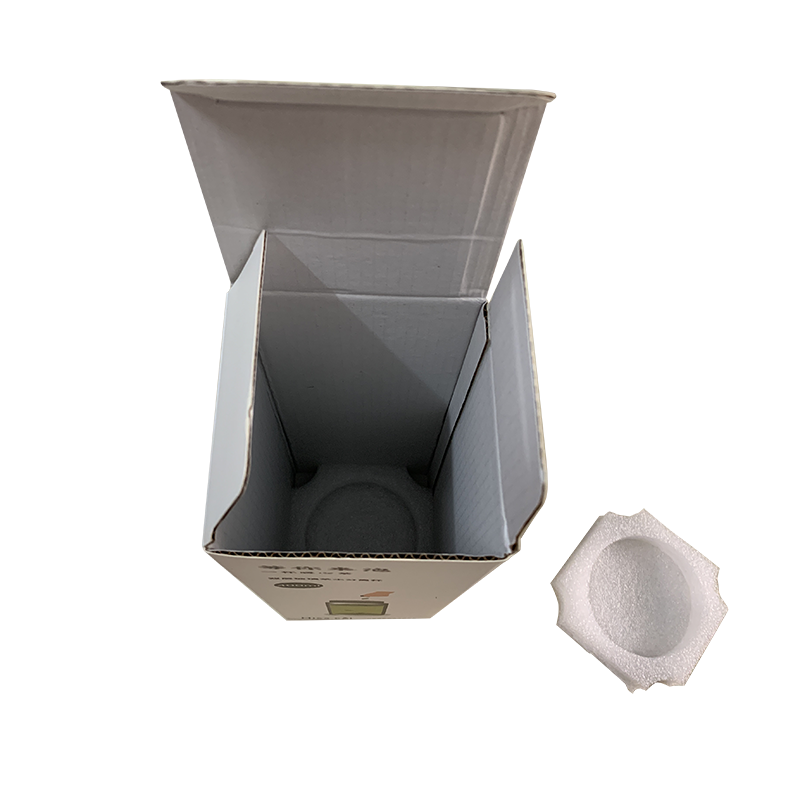 台所用品のための白い郵便段ボール箱