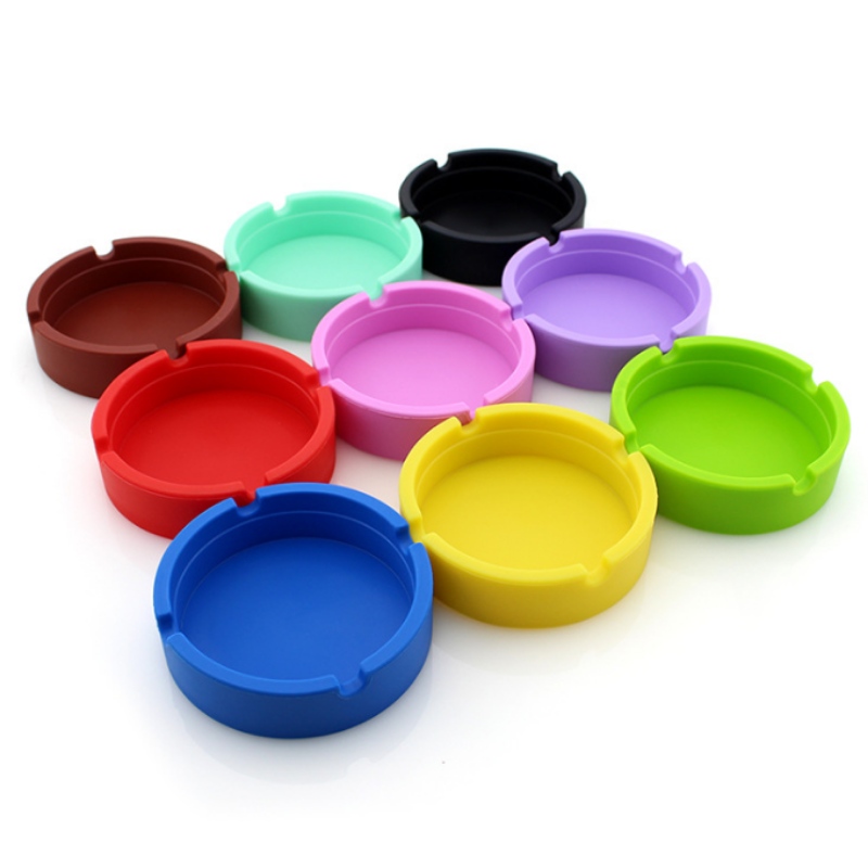 小さな丸い灰皿